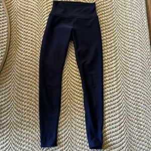 Alo yoga women’s high waist air lift legging size small. Navy. Great condition.